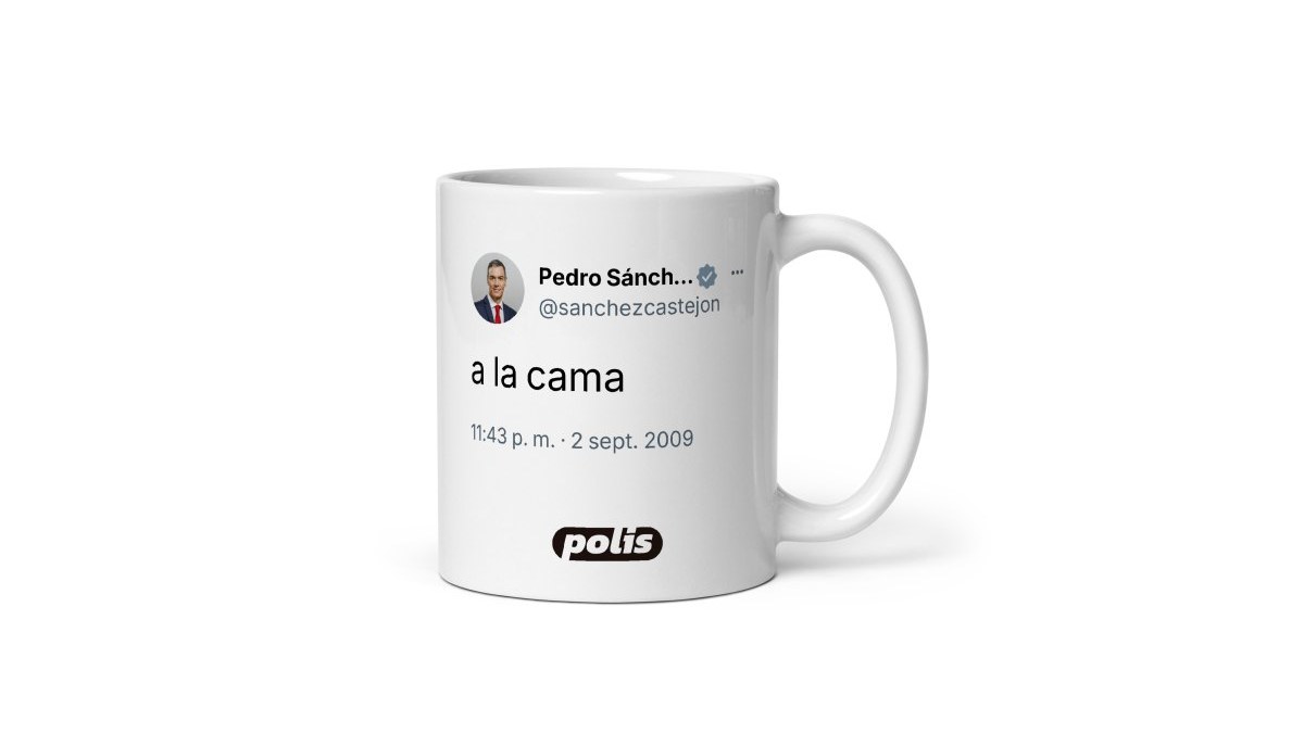 Taza de Polis Tazas con el tuit de @sanchezcastejon «a la cama»