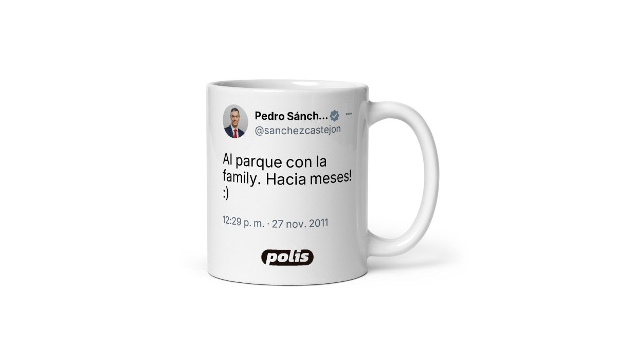 Taza de Polis Tazas con el tuit de @sanchezcastejon «Al parque con la family. Hacia meses! :)»