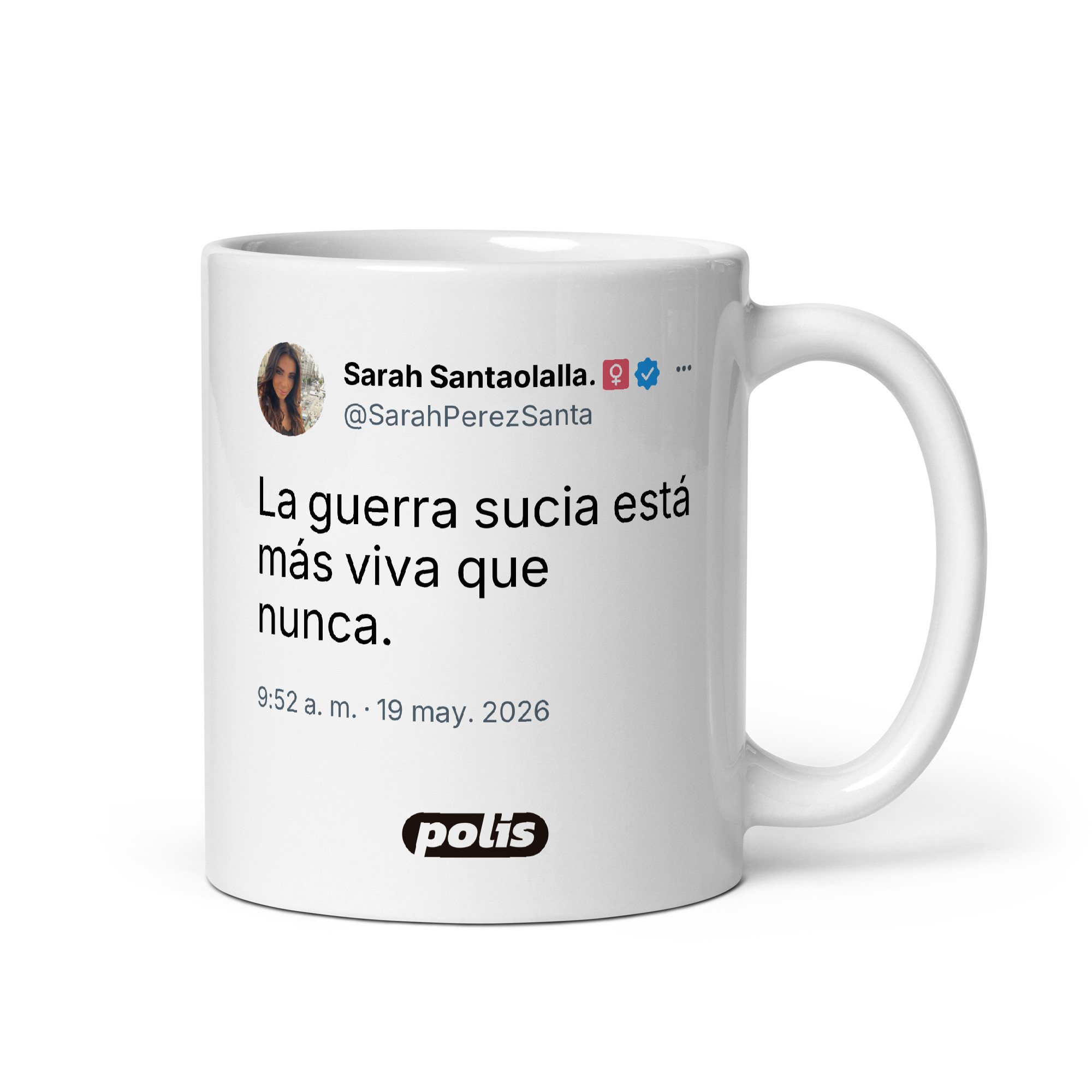 Taza blanca con el tuit de @SarahPerezSanta: «La guerra sucia está más viva que nunca.»