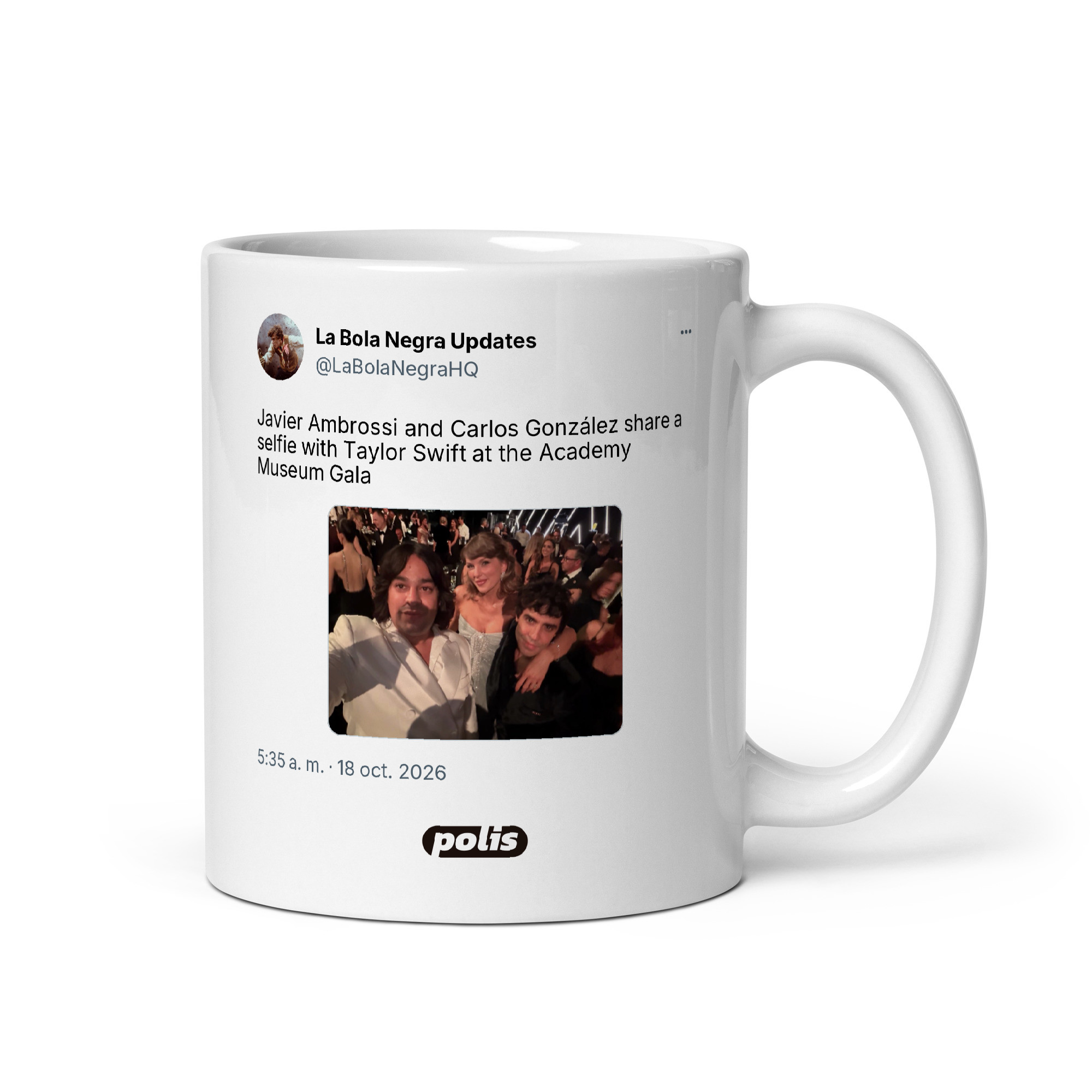 Taza blanca con el tuit de @LaBolaNegraHQ: «Javier Ambrossi and Carlos González share a selfie with Taylor Swift at the Academy Museum Gala»