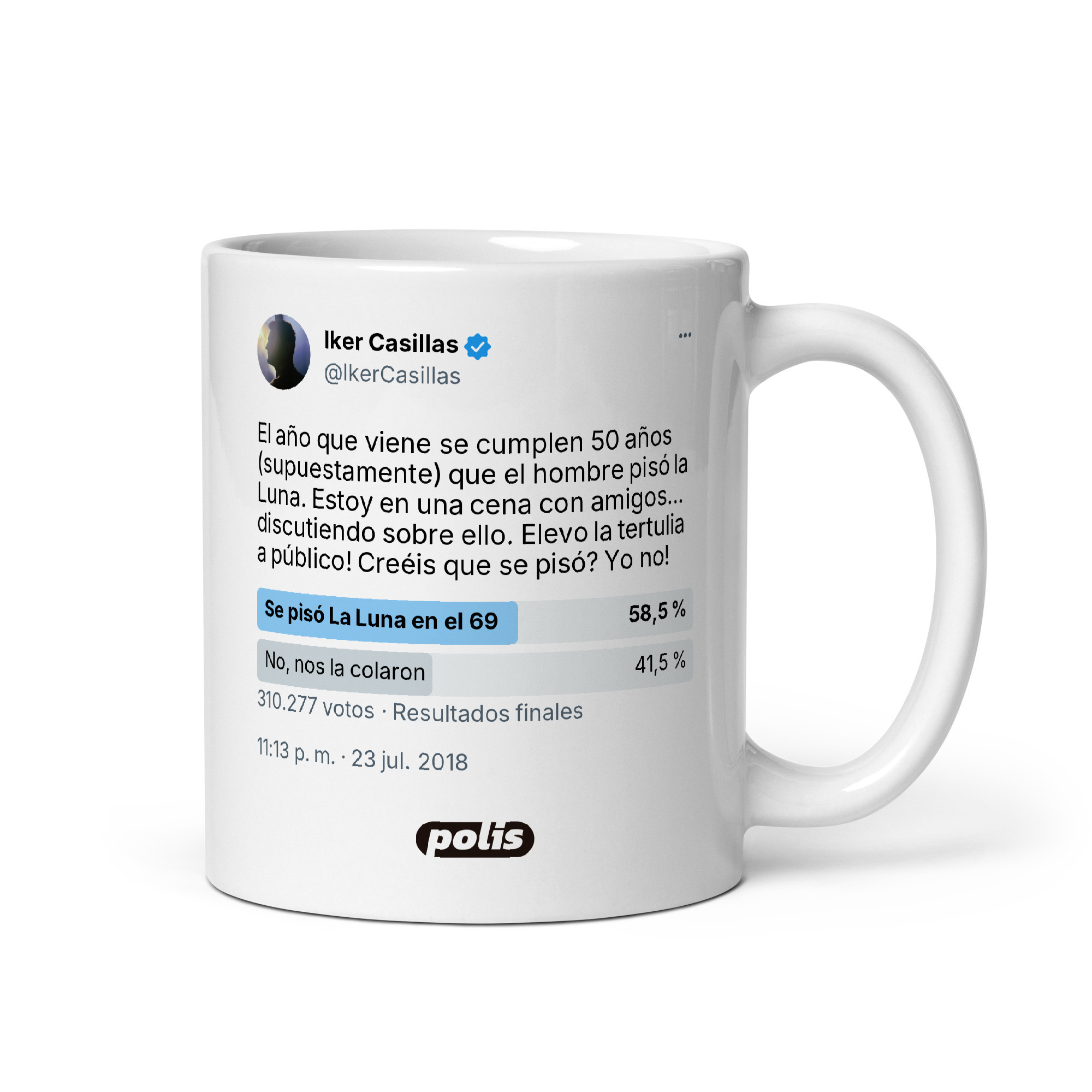 Taza blanca con el tuit de @IkerCasillas: «El año que viene se cumplen 50 años (supuestamente) que el hombre pisó la Luna. Estoy en una cena con amigos... discutiendo sobre ello. Elevo la tertulia a público! Creéis que se pisó? Yo no!»