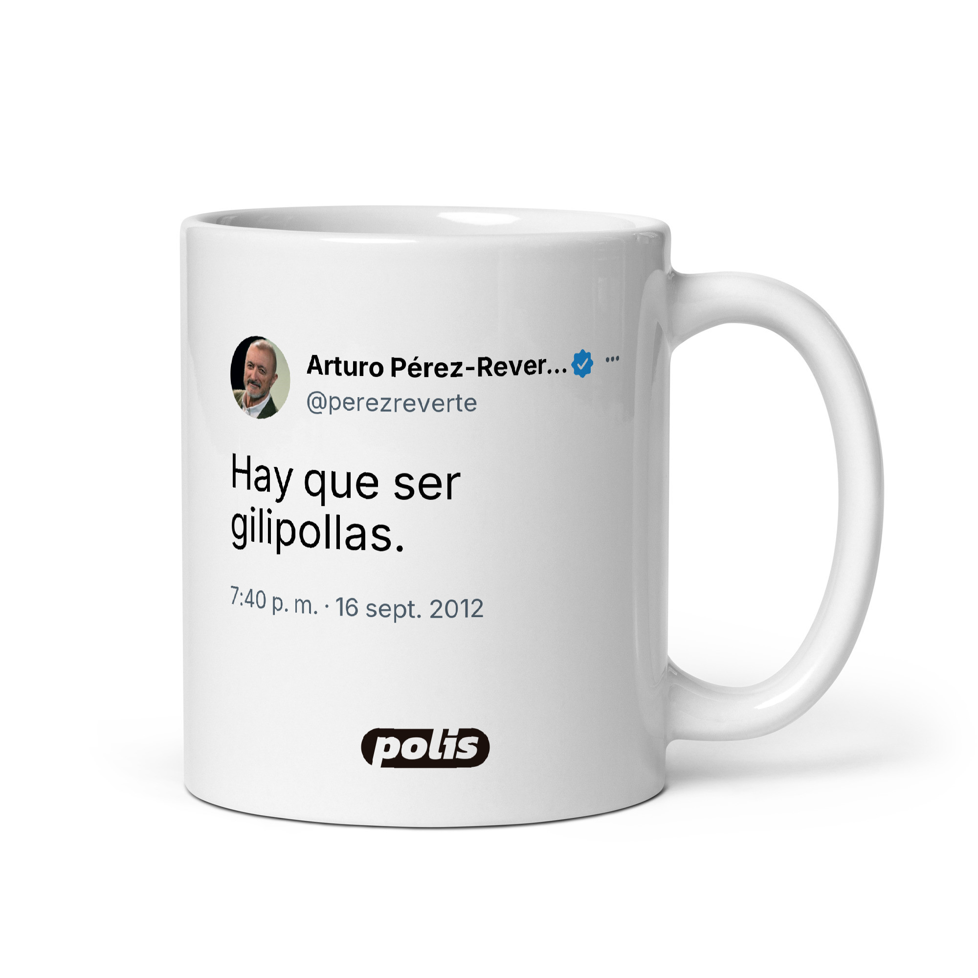 Taza blanca con el tuit de @perezreverte: «Hay que ser gilipollas.»